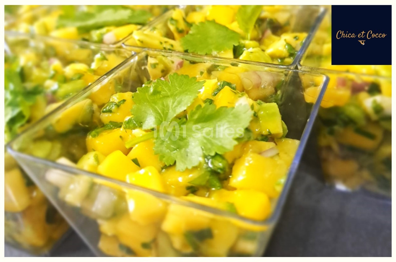 Verrines de salade de mangue, avocat et coriandre fraîche, présentées sur une table.