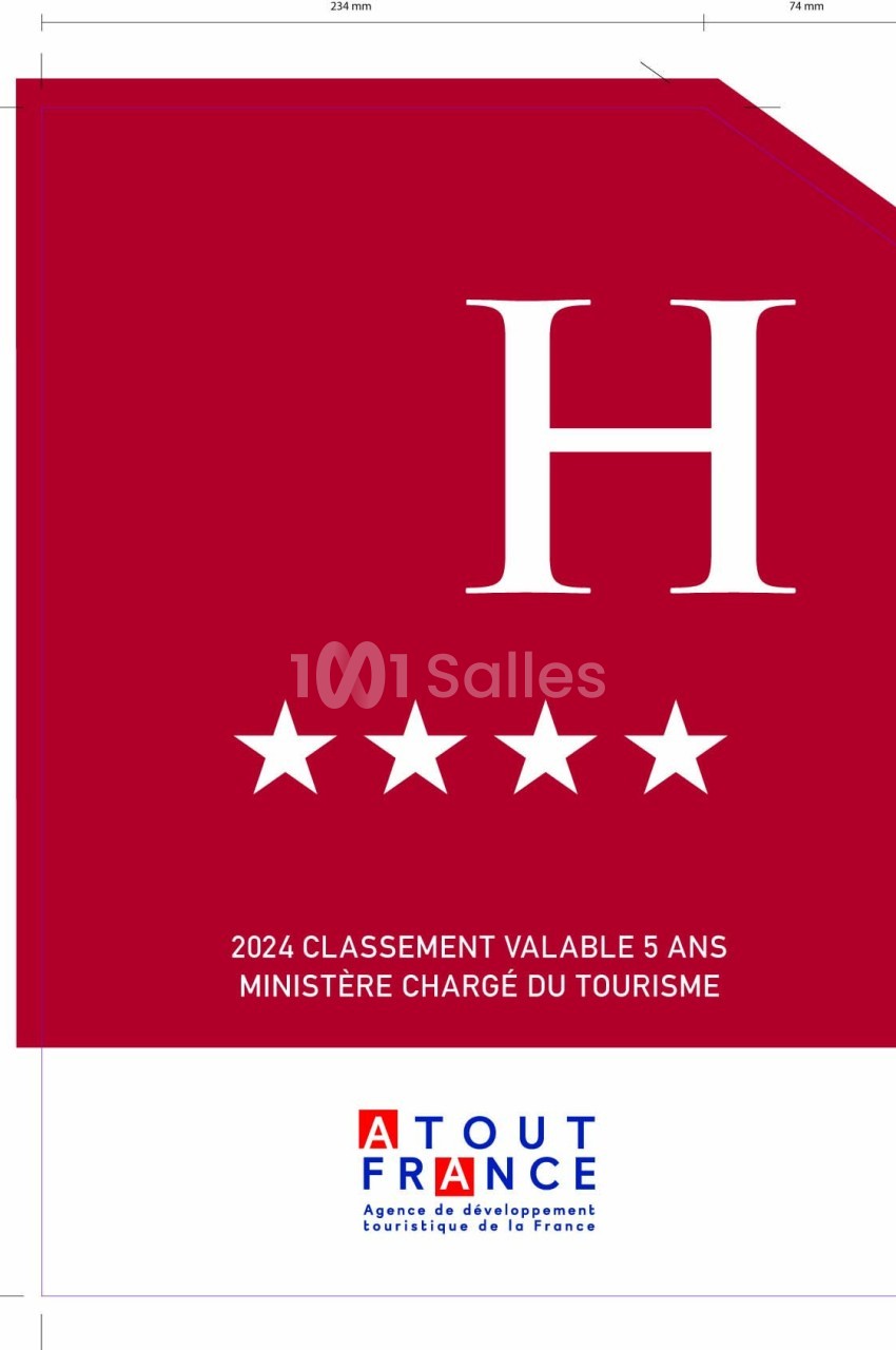 Plaque rouge indiquant un hôtel 4 étoiles, validité 2024, délivrée par Atout France pour le ministère du tourisme.