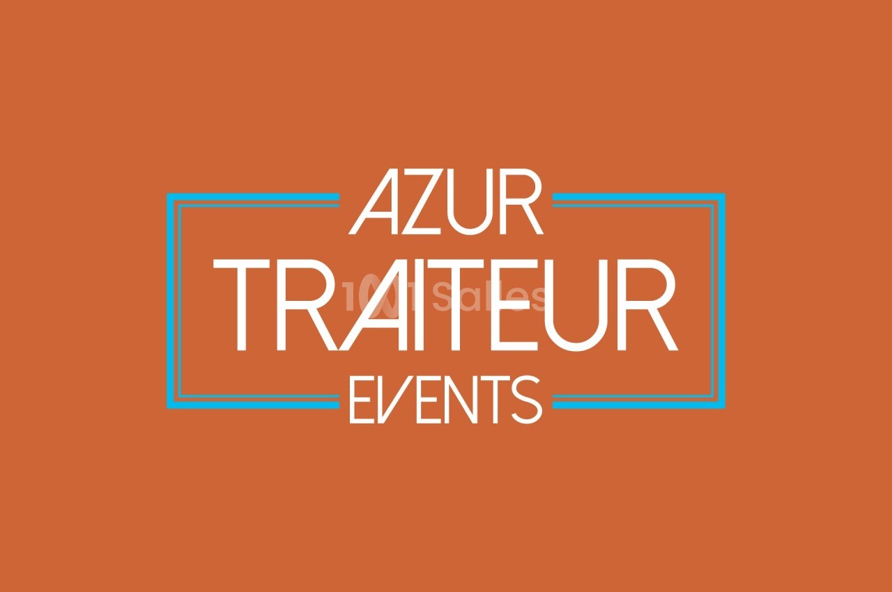 Logo d'Azur Traiteur Events avec texte blanc encadré de lignes bleues sur fond orange uni.