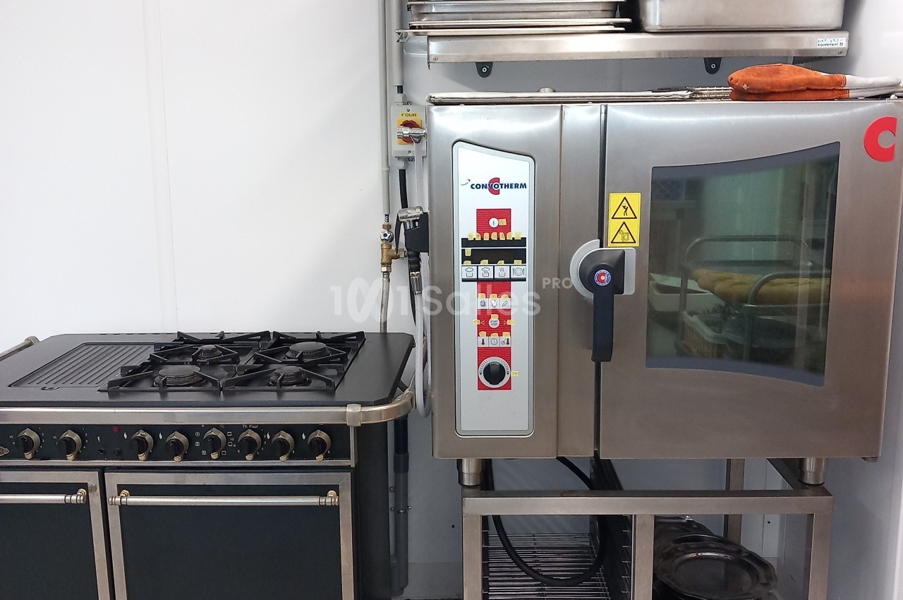 Cuisine professionnelle richement équipée
