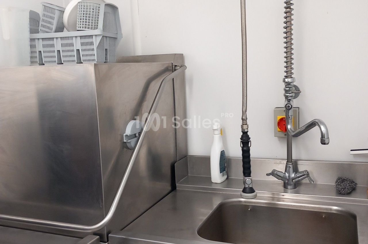Cuisine professionnelle richement équipée