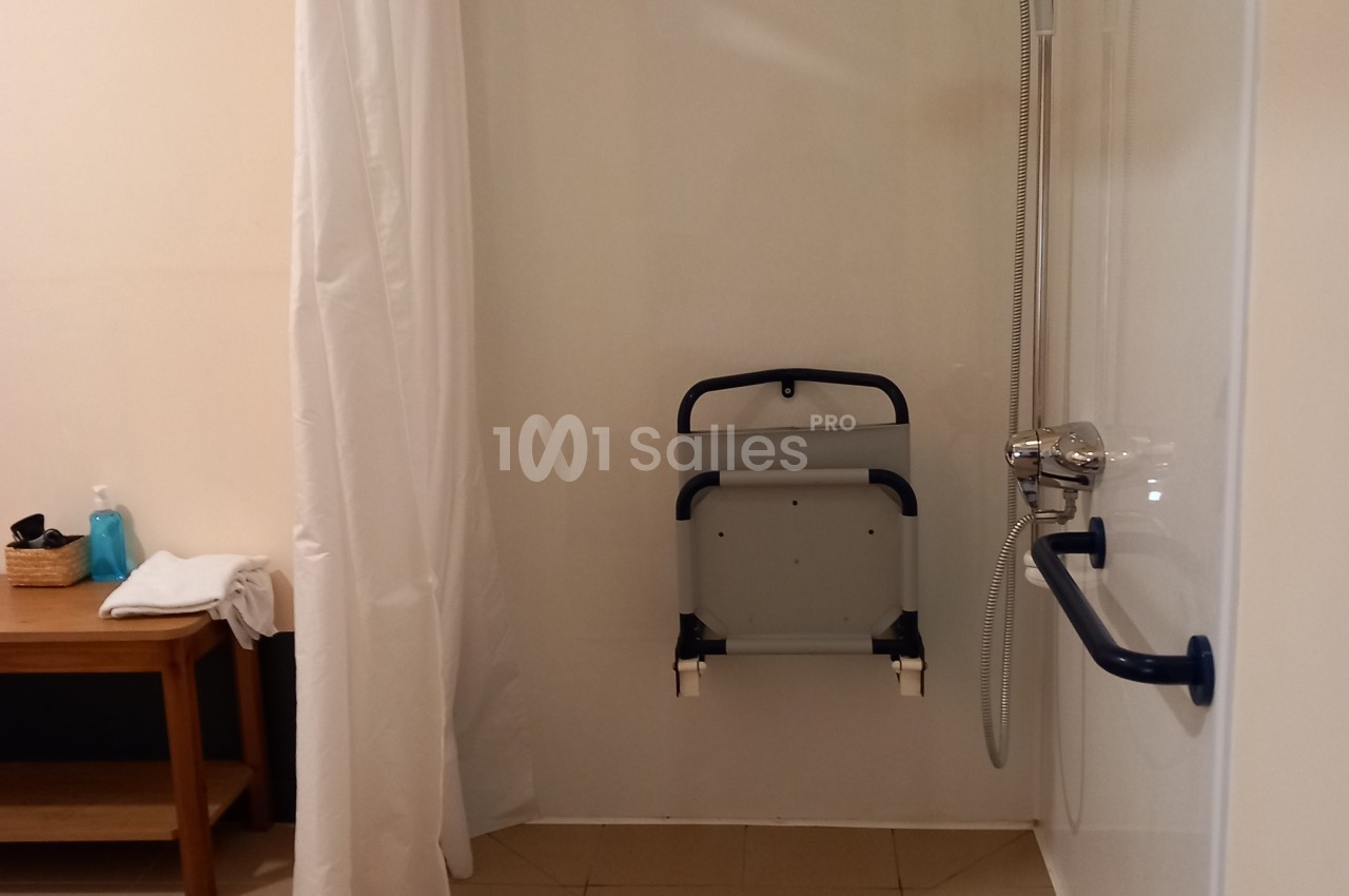 Salle de bain et douche pour Personne à Mobilité Réduite PMR