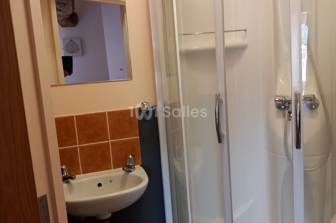 Chaque chambre équipée de salle de bain, douche, lavabo et sanitaire