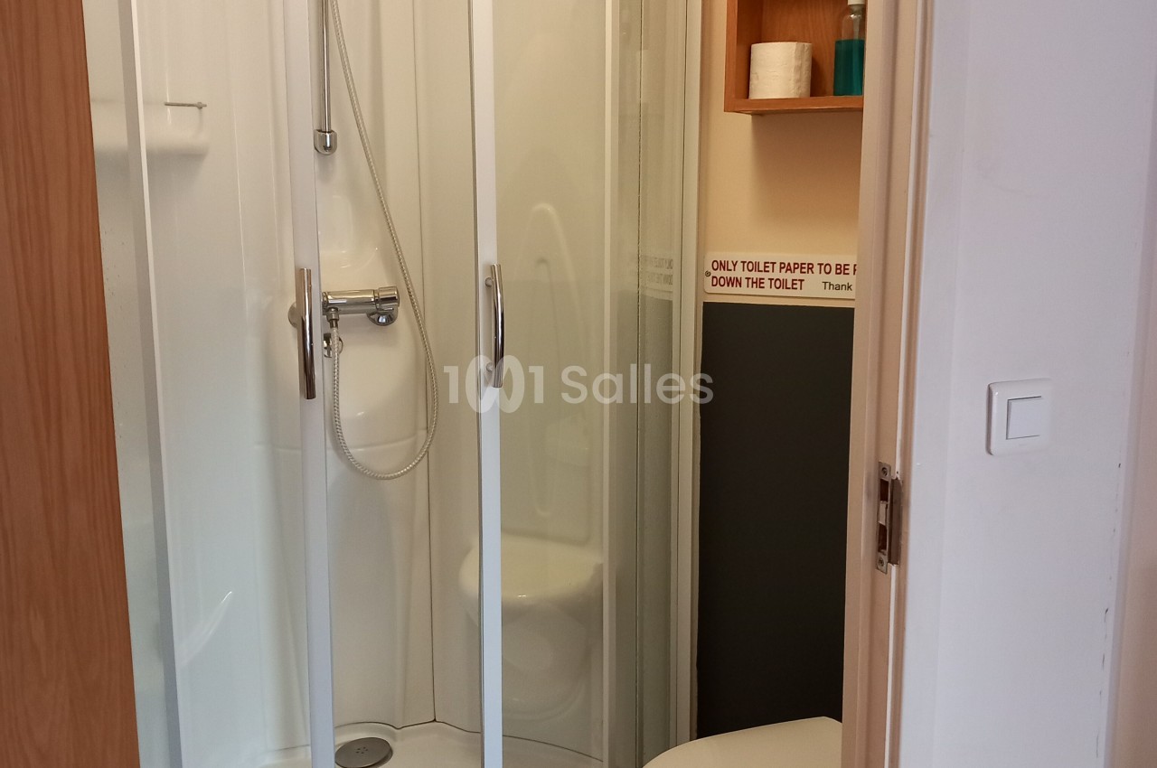 Chaque chambre équipée de salle de bain, douche, lavabo et sanitaire