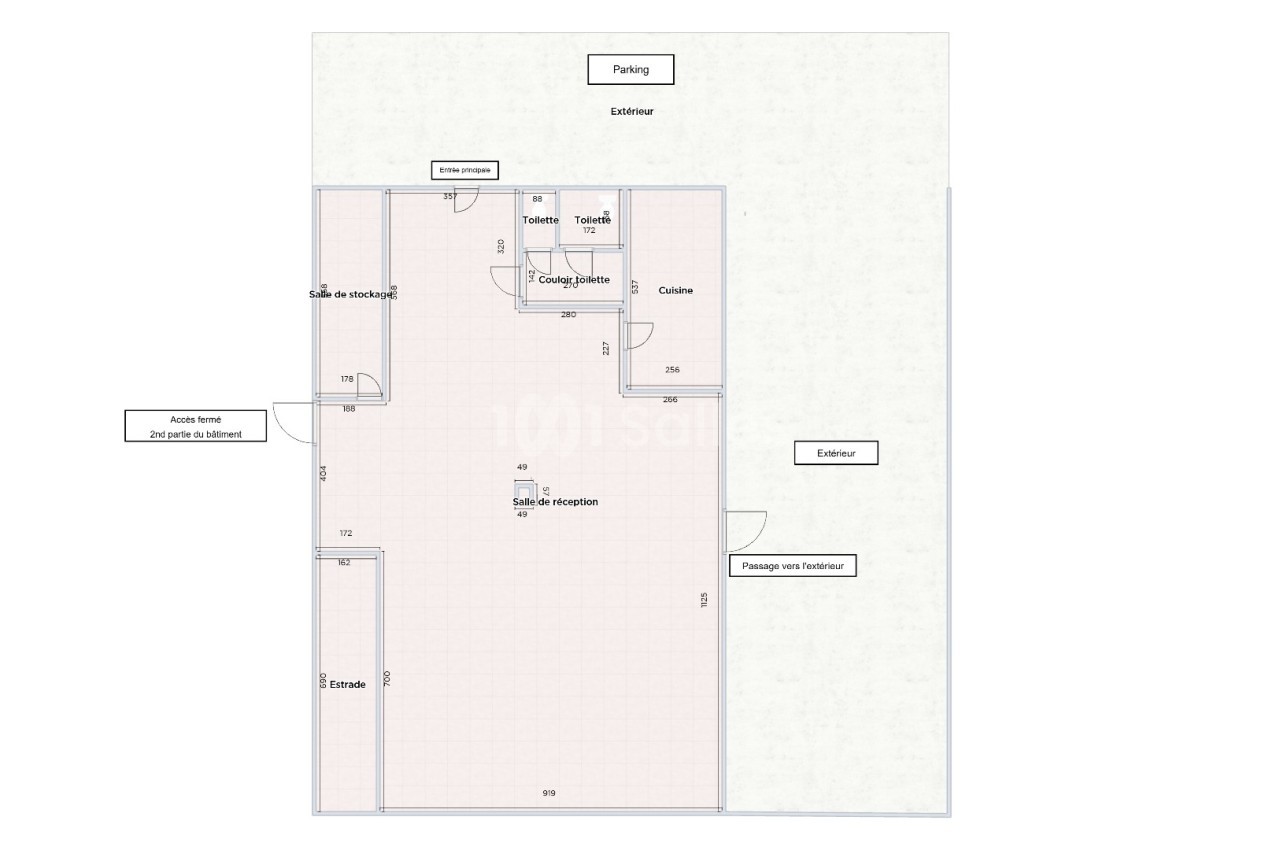 Plan d’un bâtiment avec disposition des pièces, entrées, parking et espaces extérieurs indiqués.
