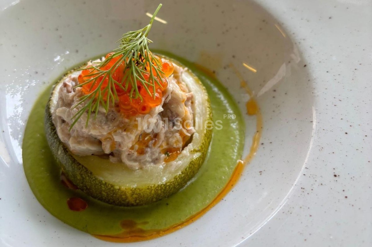 Courgette farcie de rillettes, surmontée d'œufs de poisson et d'aneth, servie sur une sauce verte.