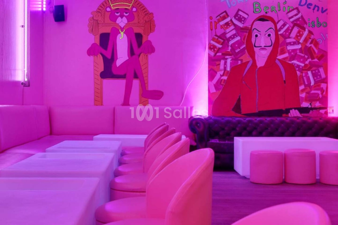 Salle rose avec des banquettes, des chaises et des peintures murales représentant des personnages fictifs.