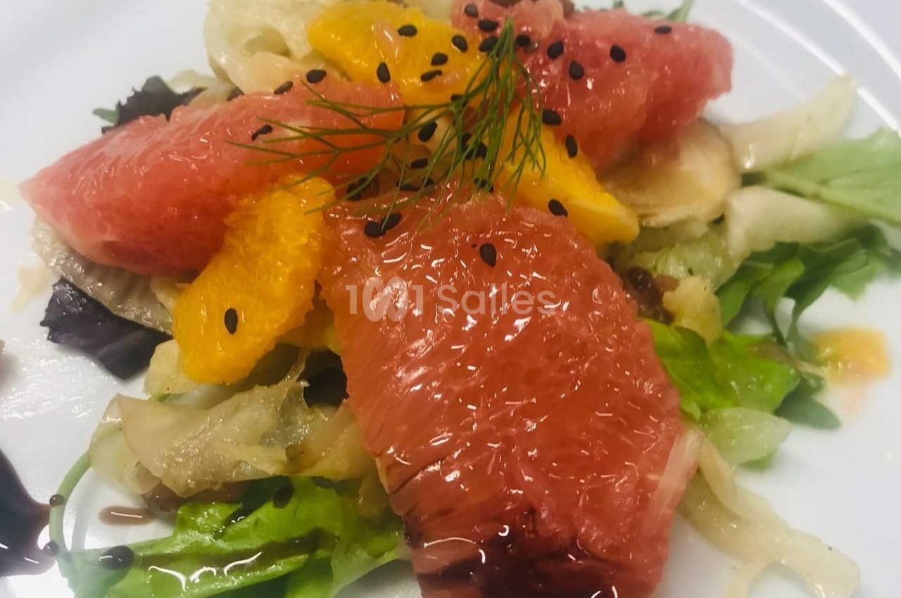 Salade composée de segments de pamplemousse et d'orange, fenouil, jeunes pousses et graines noires, avec un filet de…
