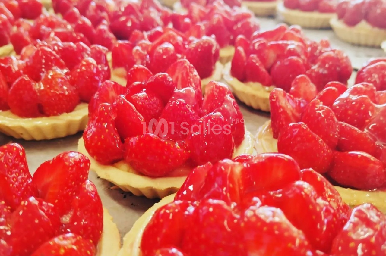 Tartelettes aux fraises fraîches garnies de fruits brillants sur une pâte dorée.