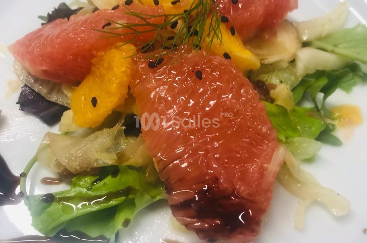 Salade composée de pamplemousse, orange, fenouil et jeunes pousses, garnie de graines et d'un filet de vinaigre balsamique.