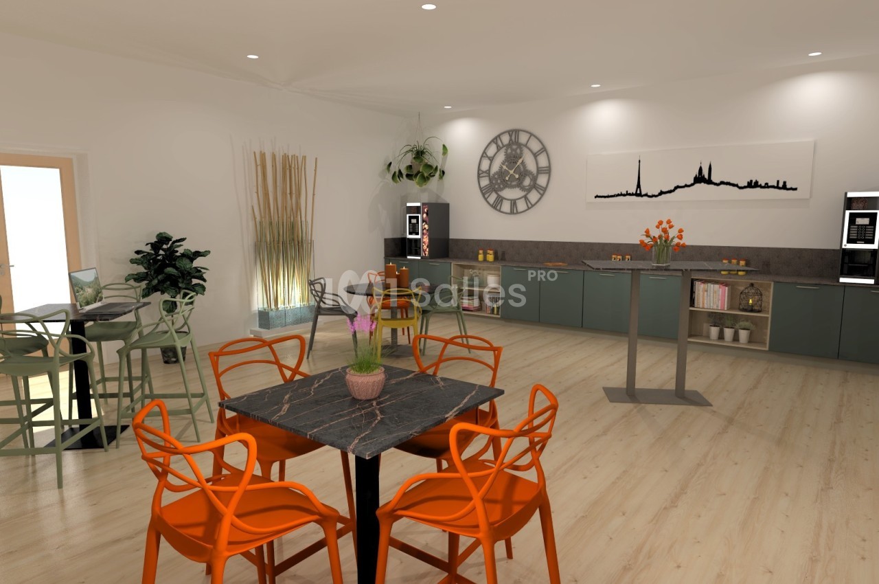 Salle lumineuse avec tables, chaises colorées, plantes, horloge murale et machines à café sur un comptoir moderne.
