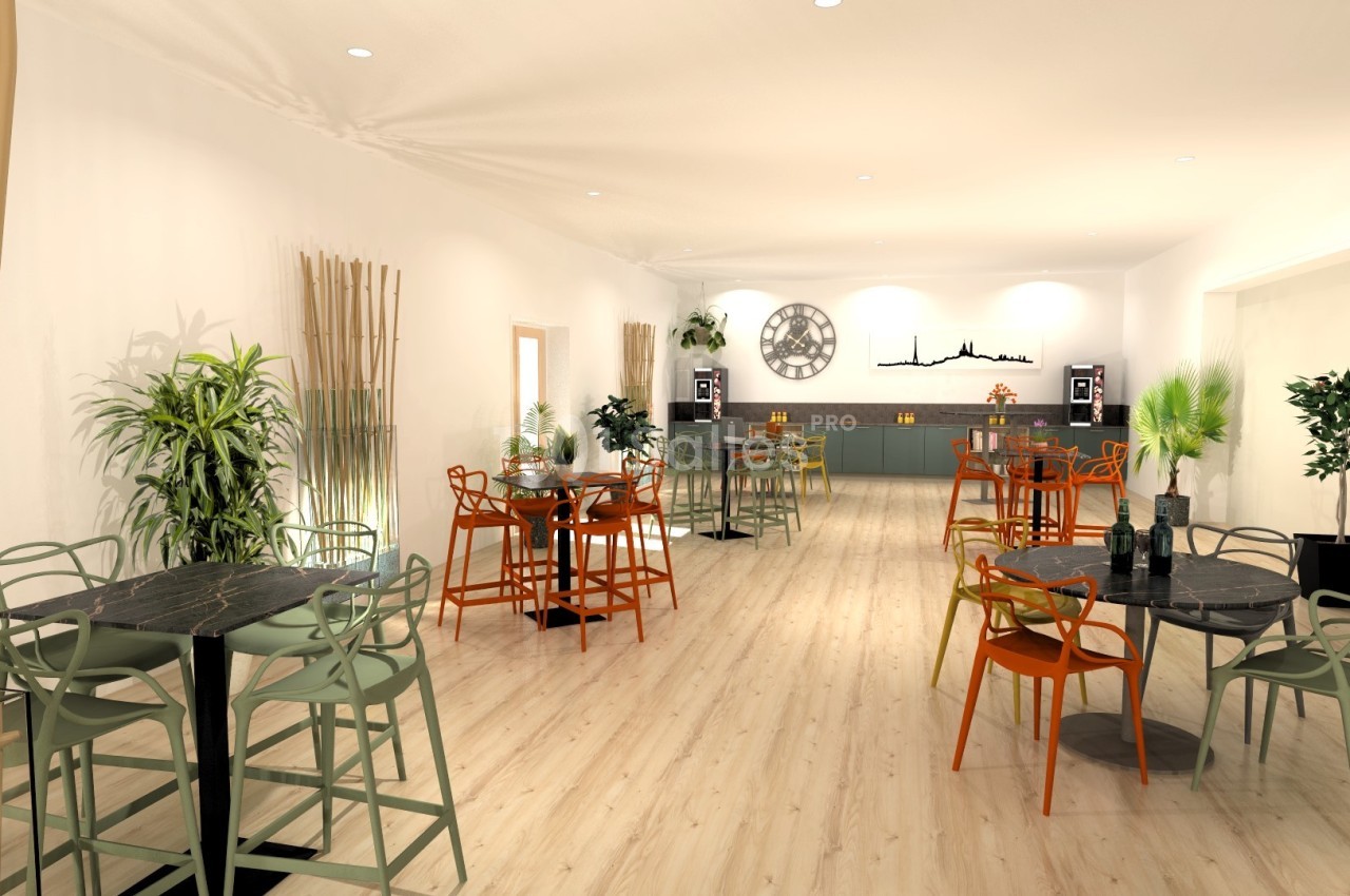Salle lumineuse avec tables en marbre noir, chaises colorées, plantes décoratives et un comptoir au fond.