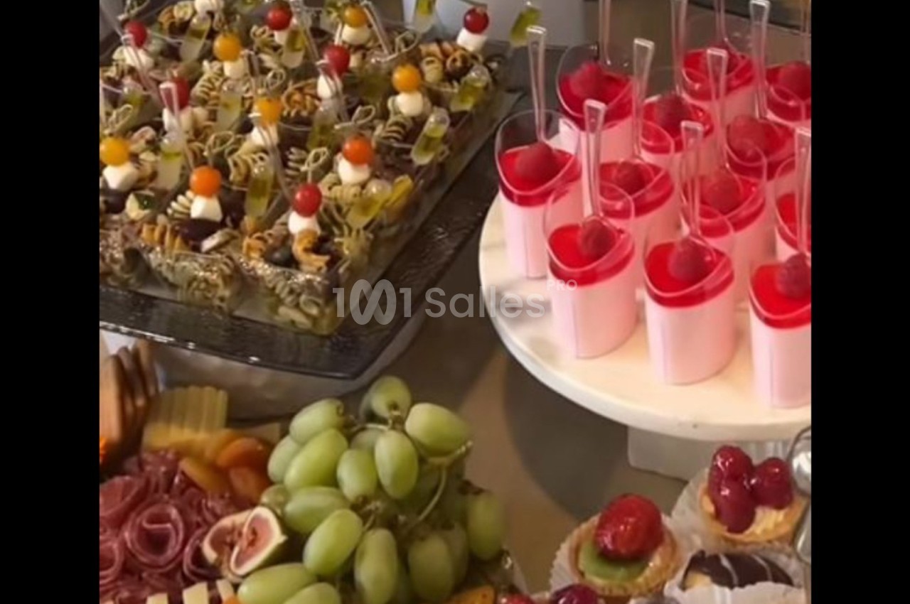 Plateau de desserts variés avec verrines, fruits frais, pâtisseries et amuse-bouches colorés.