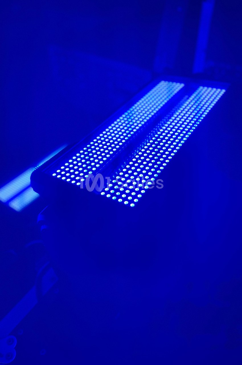 Lampe LED émettant une lumière bleue intense dans un environnement sombre.
