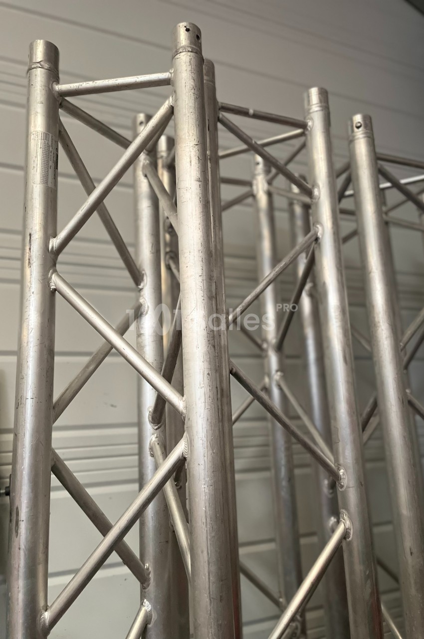 Structure métallique en aluminium composée de tubes et de croisillons, utilisée pour des montages ou supports.