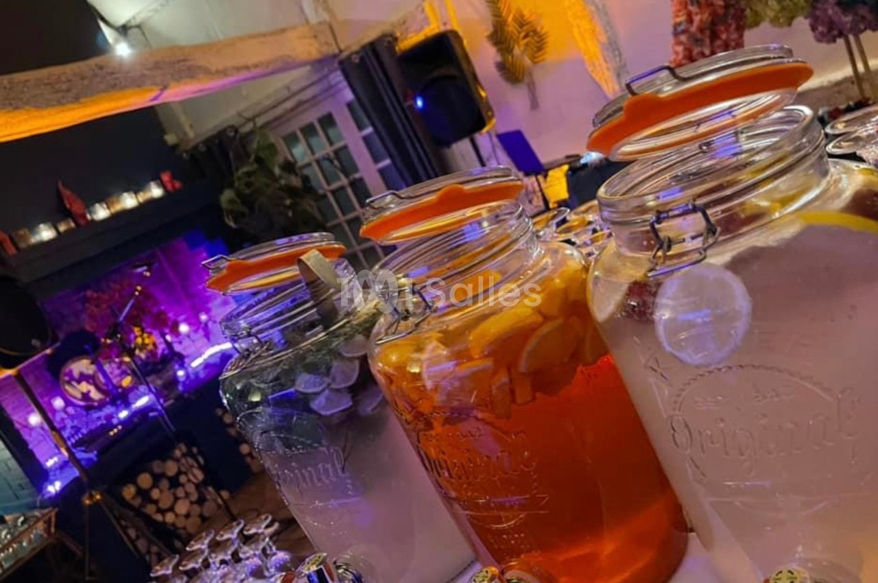 Distributeurs de boissons avec eau citronnée, infusion aux fruits et eau aromatisée, dans un décor chaleureux et lumineux.