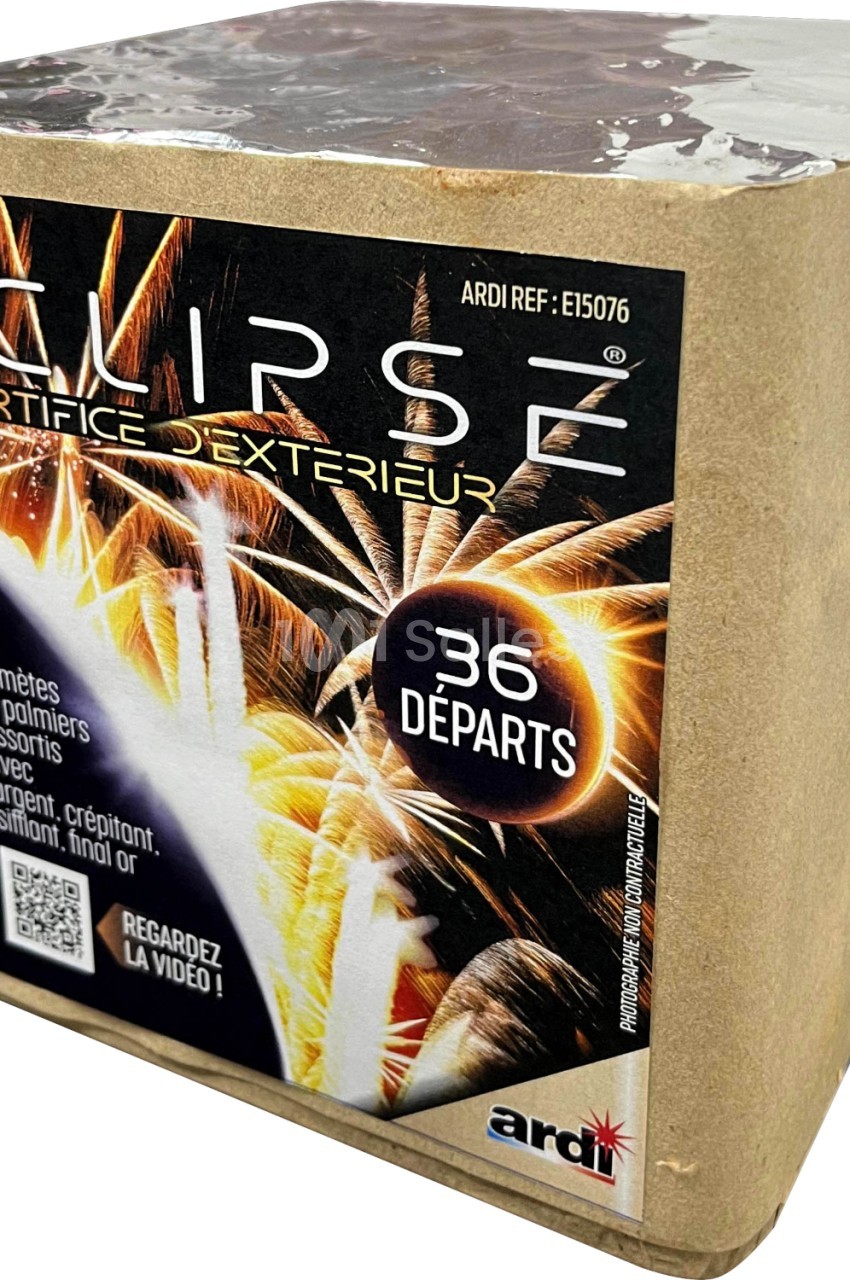 Bloc de feu d'artifice extérieur avec étiquette indiquant ’36 départs’ et des motifs de comètes dorées en illustration.