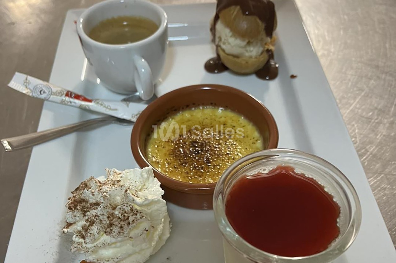 Assortiment de desserts comprenant une crème brûlée, une profiterole, une panna cotta, une chantilly et un café.
