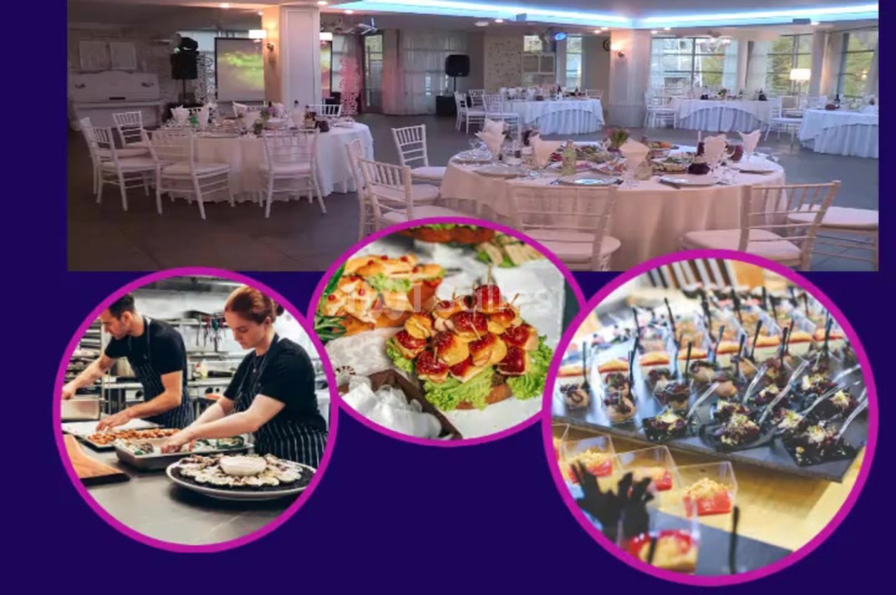 Salle de réception décorée avec des tables dressées et trois images de plats gastronomiques en gros plan.