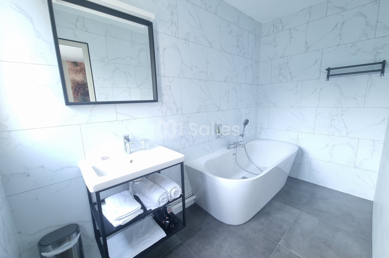salle de bain avec baignoire