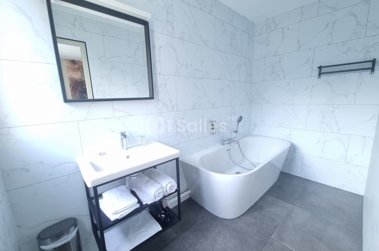 salle de bain avec baignoire