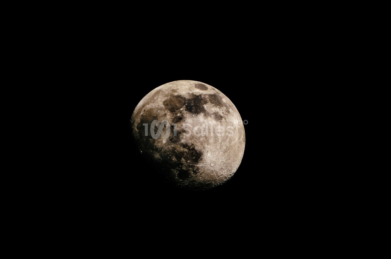 Vue détaillée d'une lune partiellement éclairée sur fond noir.