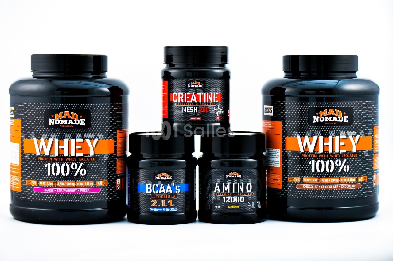 Cinq pots de compléments alimentaires, incluant whey, créatine, BCAA et acides aminés, sur fond blanc.