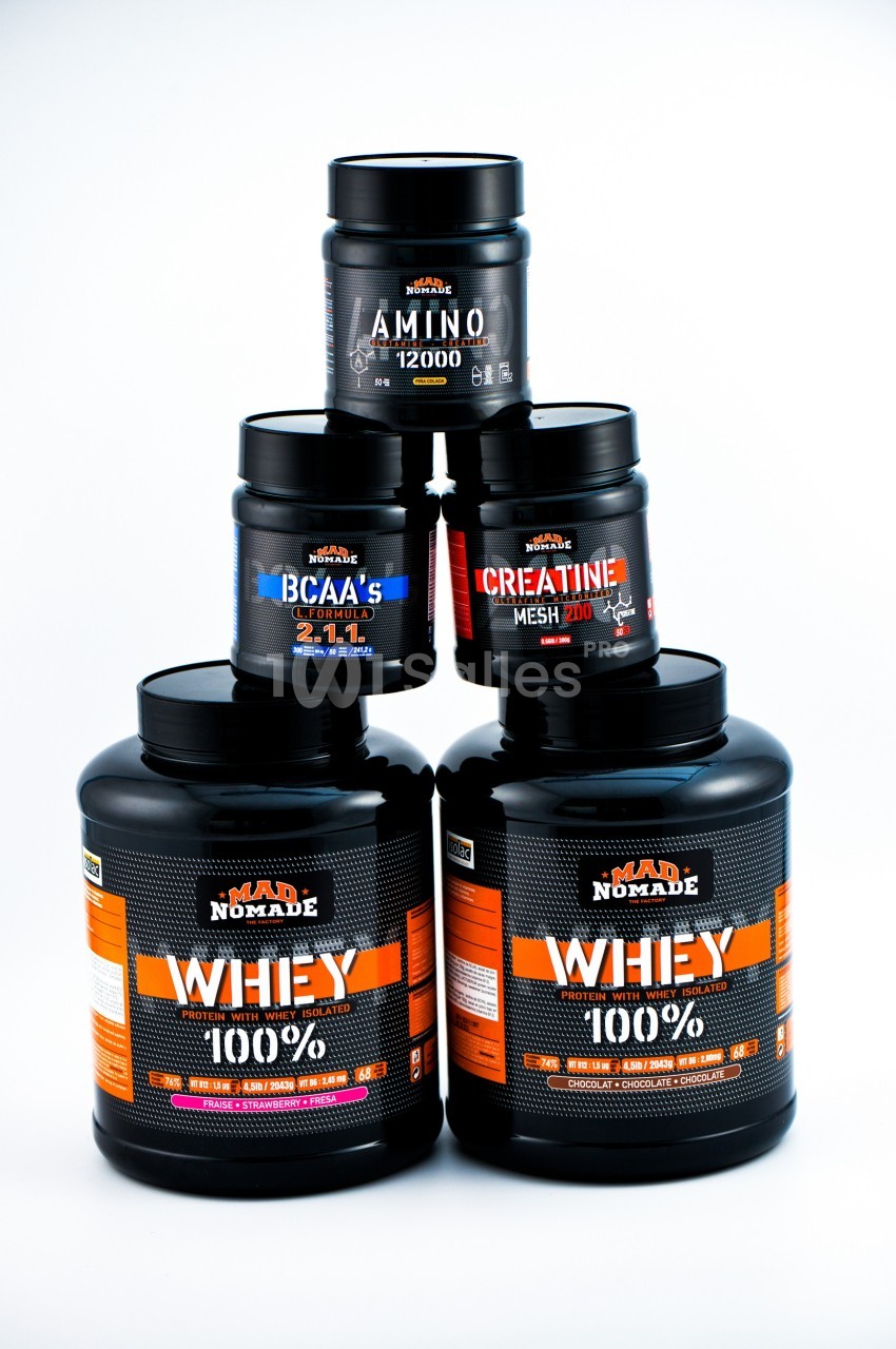 Pots de compléments alimentaires comprenant whey, créatine, BCAA et acides aminés, empilés sur fond blanc.