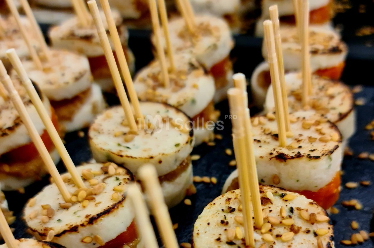 Bouchées apéritives composées de rondelles de légumes grillés, garnies de sésame et maintenues par des piques en bois.