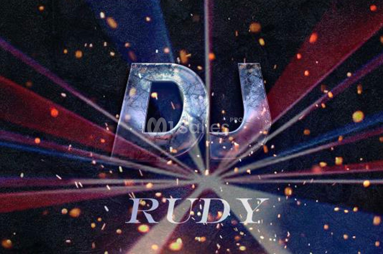 Texte ’DJ Rudy’ en lettres lumineuses sur un fond sombre avec des faisceaux de lumière colorés et des étincelles.