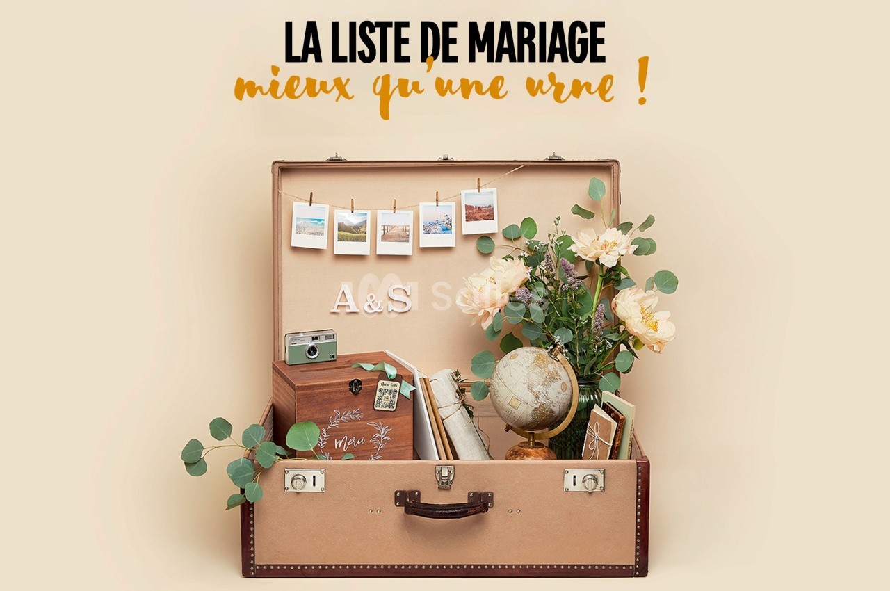 Valise ouverte contenant des objets décoratifs comme un globe, des fleurs, des photos et des lettres ’A & S’.