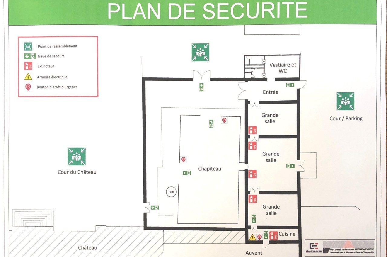 Plan de sécurité indiquant les issues de secours, points de rassemblement et équipements d'urgence d'un bâtiment.