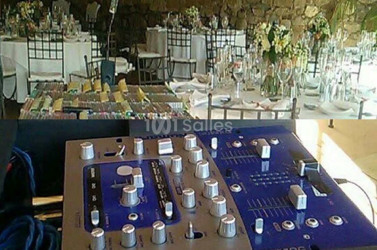 Salle de réception décorée avec des tables dressées et un plan rapproché d'une console de mixage audio.