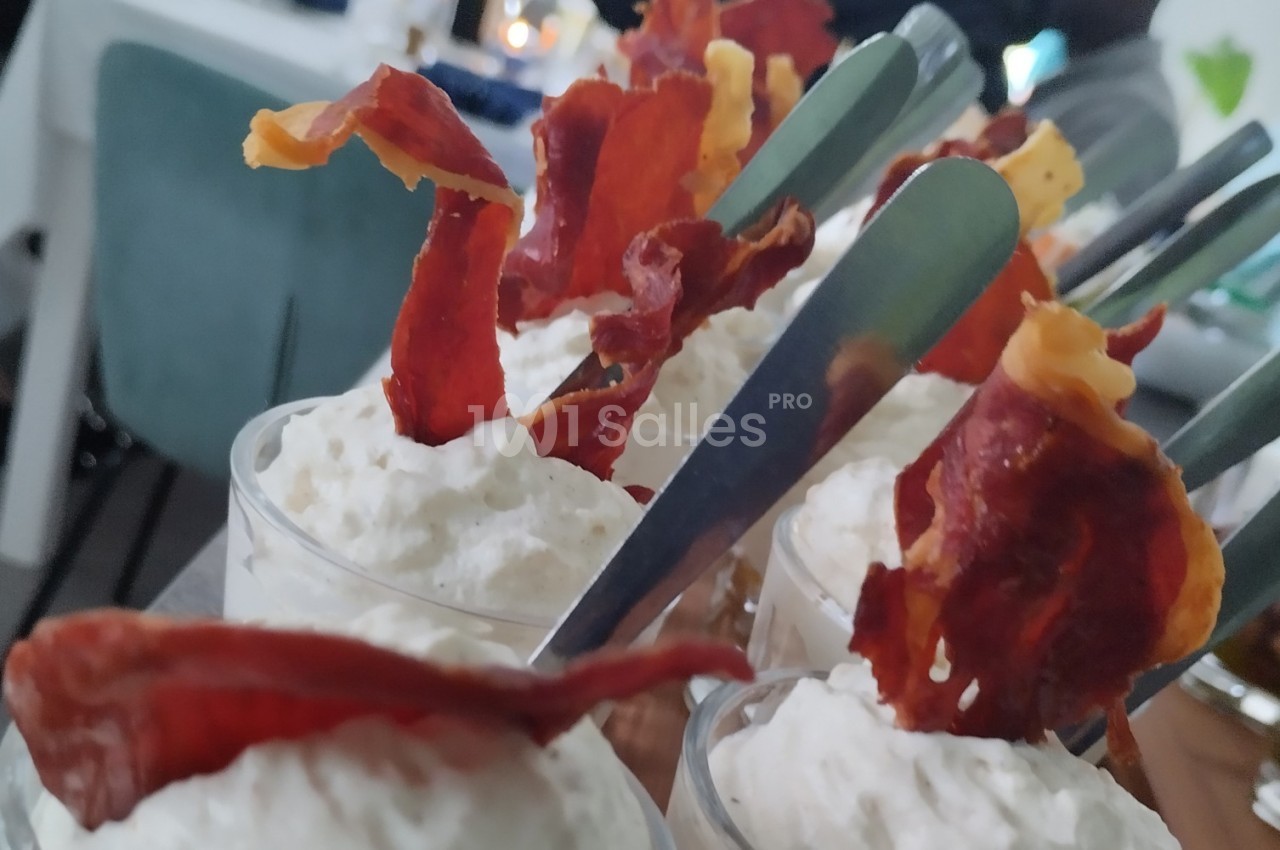 Verrines de mousse blanche garnies de chips de jambon croustillantes, présentées avec des cuillères.