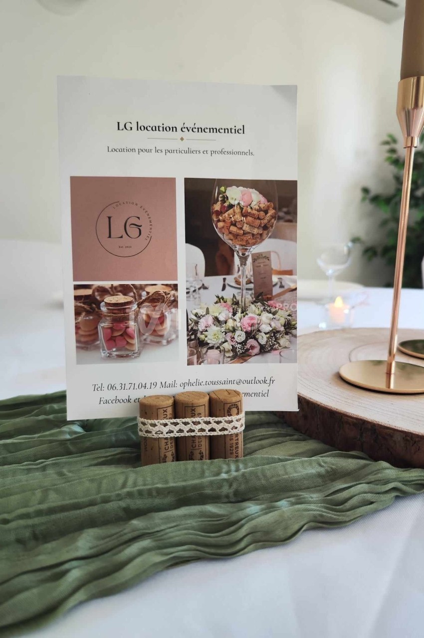 Carte de présentation pour un service de location événementielle, posée sur une table avec une décoration élégante.