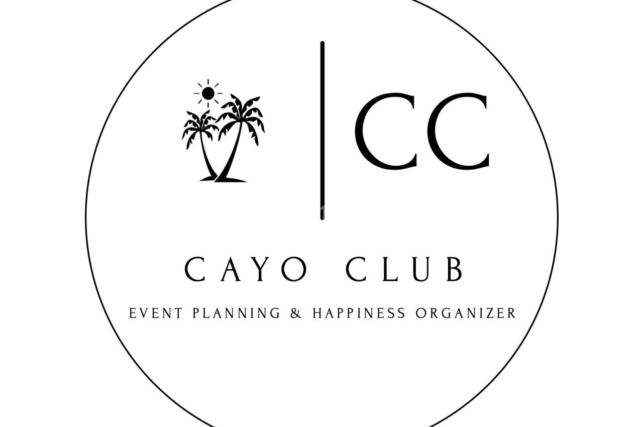 Logo circulaire du Cayo Club avec des palmiers, un soleil et le texte ’Event Planning & Happiness Organizer’.