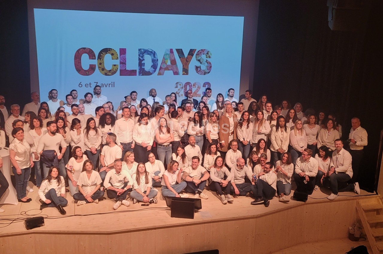 Groupe de personnes posant sur une scène devant un écran affichant ’CCLDAYS 2023, 6 et 7 avril’.