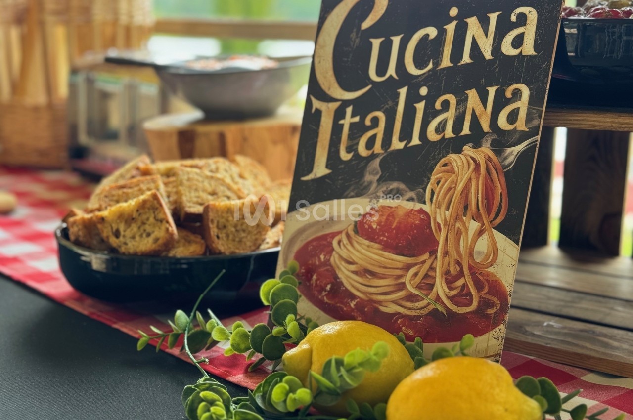 Affiche ’Cucina Italiana’ avec un plat de spaghetti en sauce, entourée de pain, citrons et éléments décoratifs.