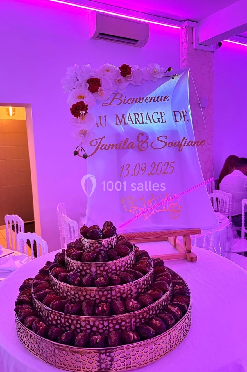 Présentoir de pâtisseries orientales décoré, avec un panneau indiquant ’Bienvenue au mariage de Jamila & Soufiane, 13.09…
