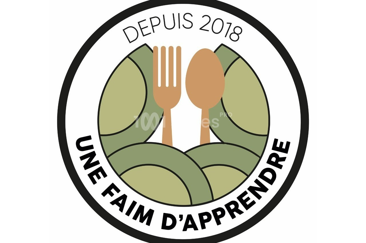 Logo circulaire avec une fourchette et une cuillère croisées sur un fond de livres verts, texte ’Depuis 2018, Une faim d…