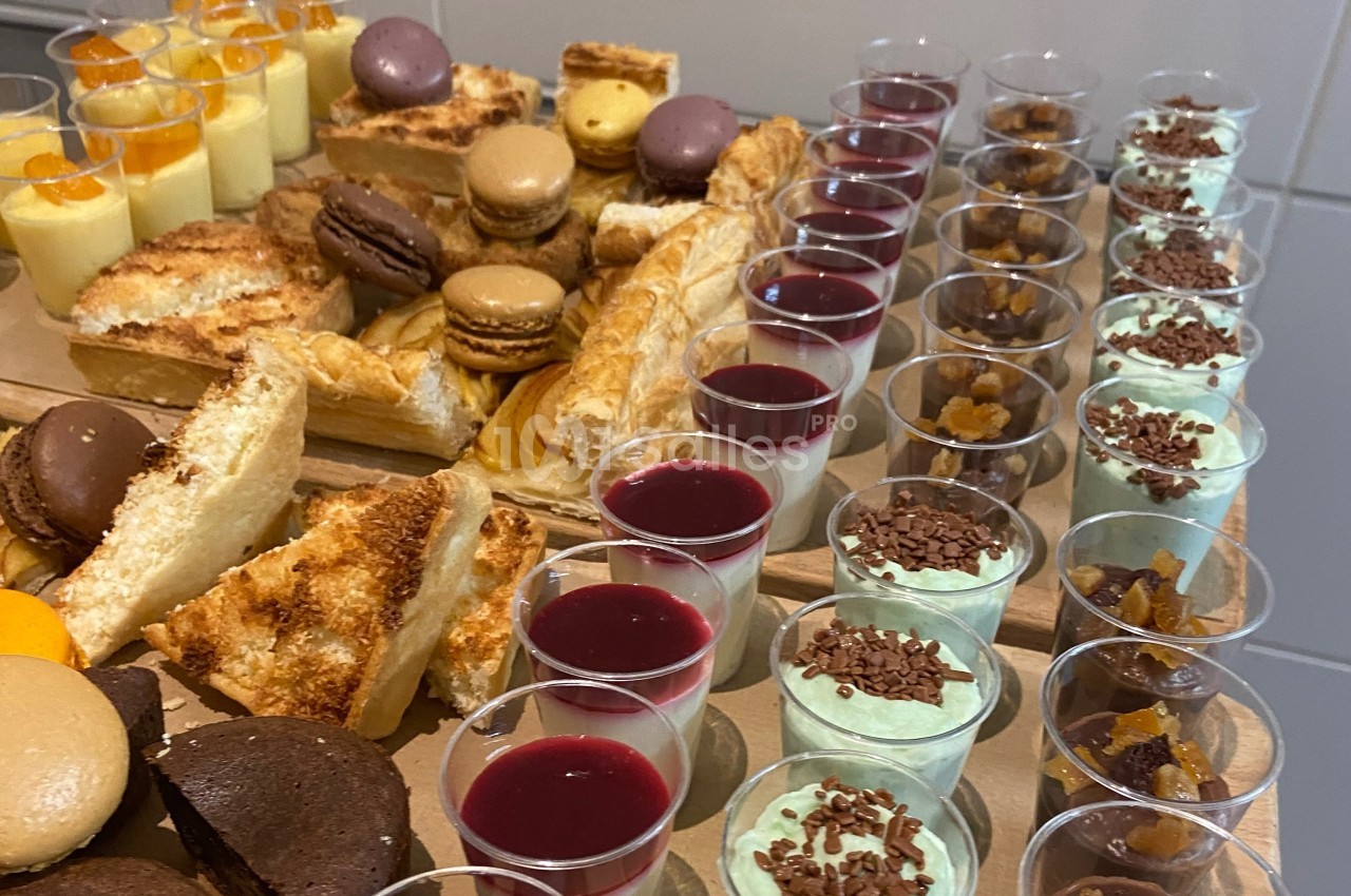 Plateau de desserts variés comprenant macarons, verrines sucrées, gâteaux et pâtisseries.