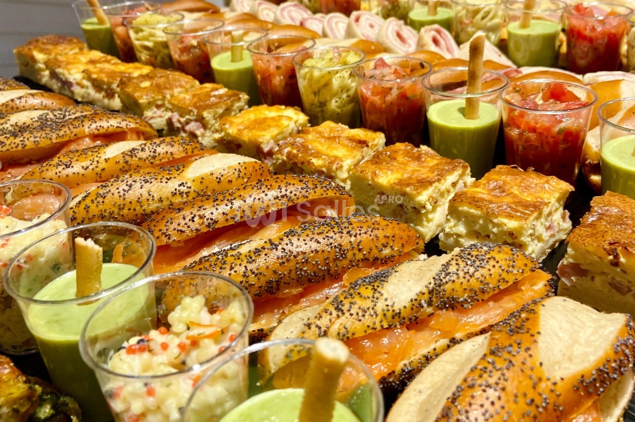Plateau de buffet composé de mini-sandwichs, verrines, quiches et autres amuse-bouches variés.