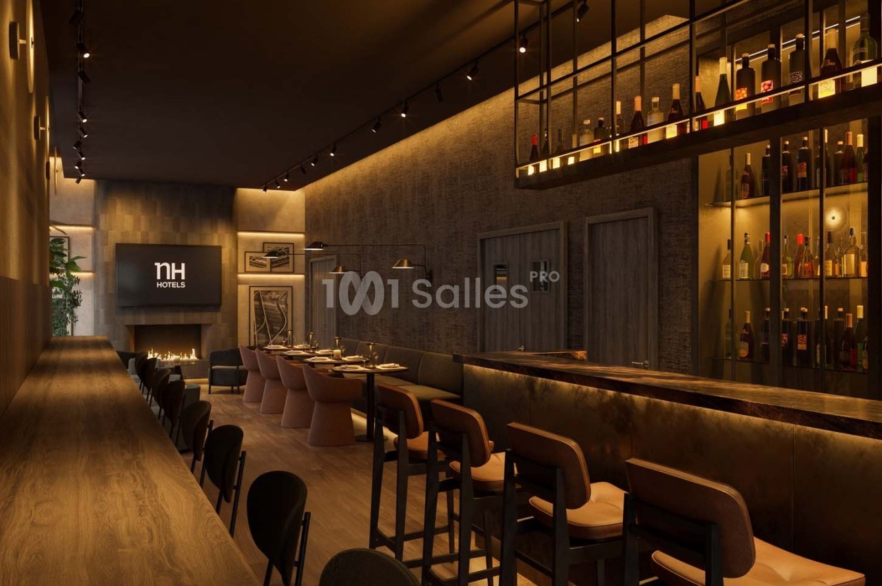 Salle de restaurant moderne avec éclairage tamisé, bar en bois, étagères à bouteilles et tables élégamment dressées.