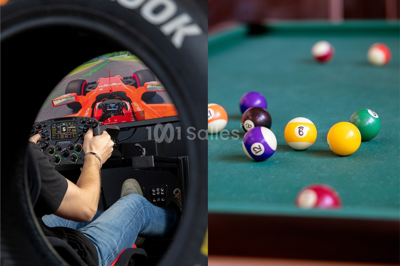À gauche, une personne pilote un simulateur de course ; à droite, des boules de billard sur une table verte.