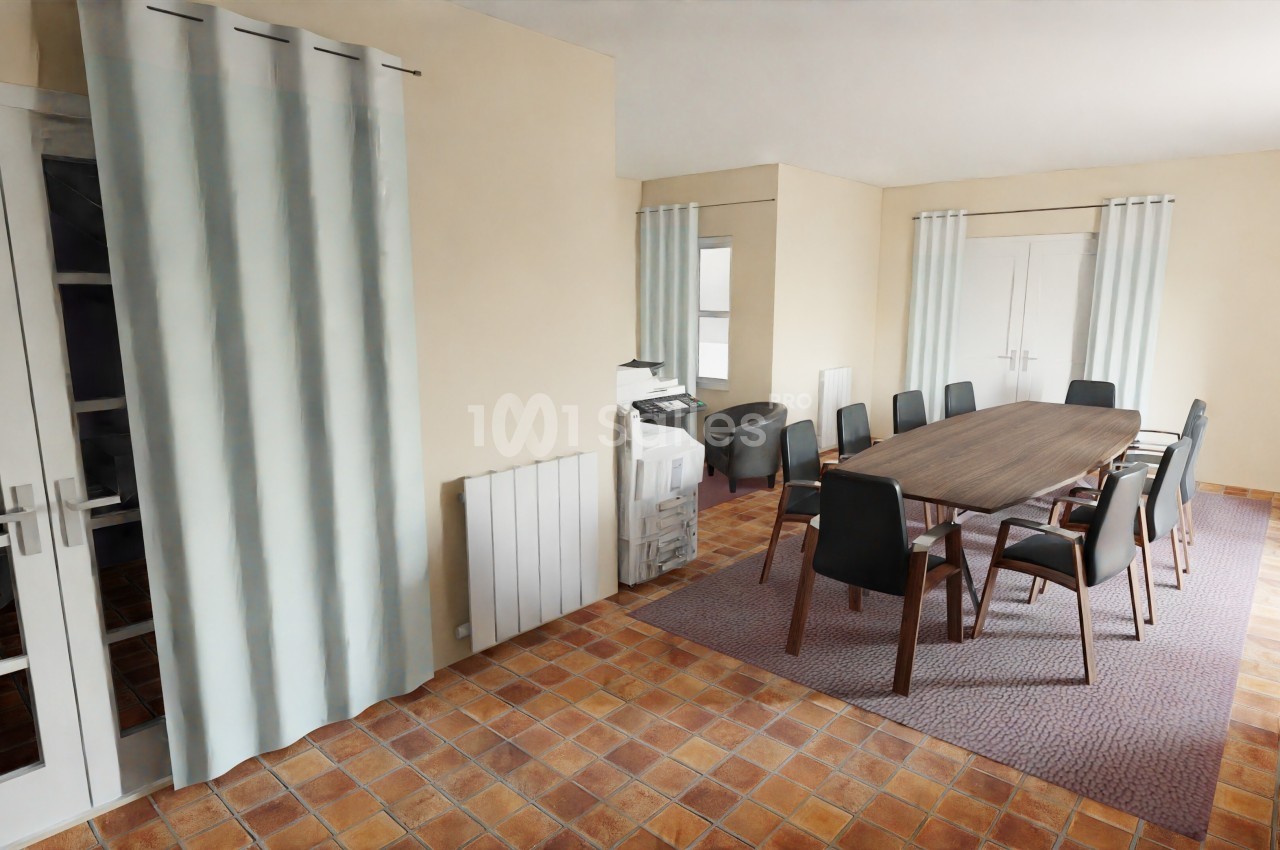 Salle de réunion lumineuse avec table en bois, chaises noires, rideaux clairs et sol en carrelage.