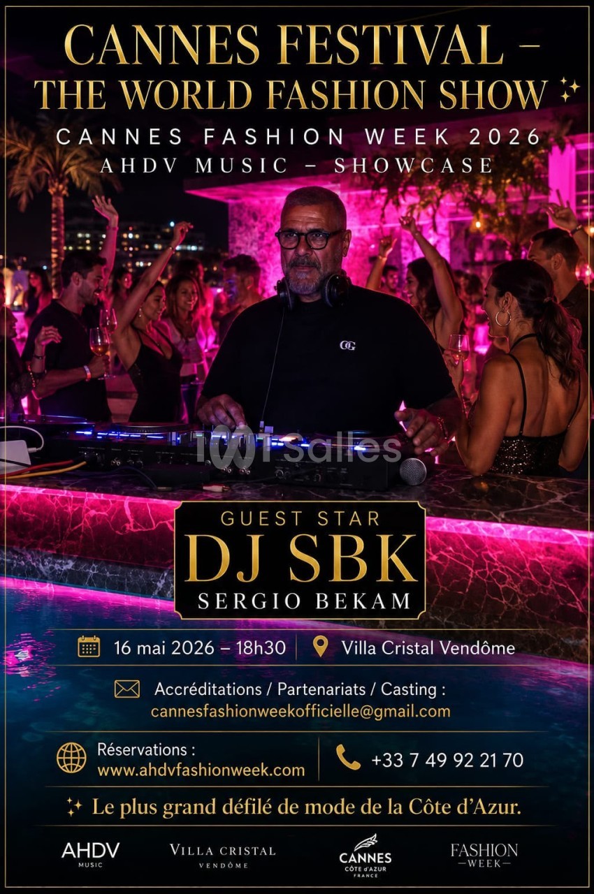 DJ en lunettes noires derrière ses platines, public dansant autour sous éclairage magenta et palmiers illuminés.