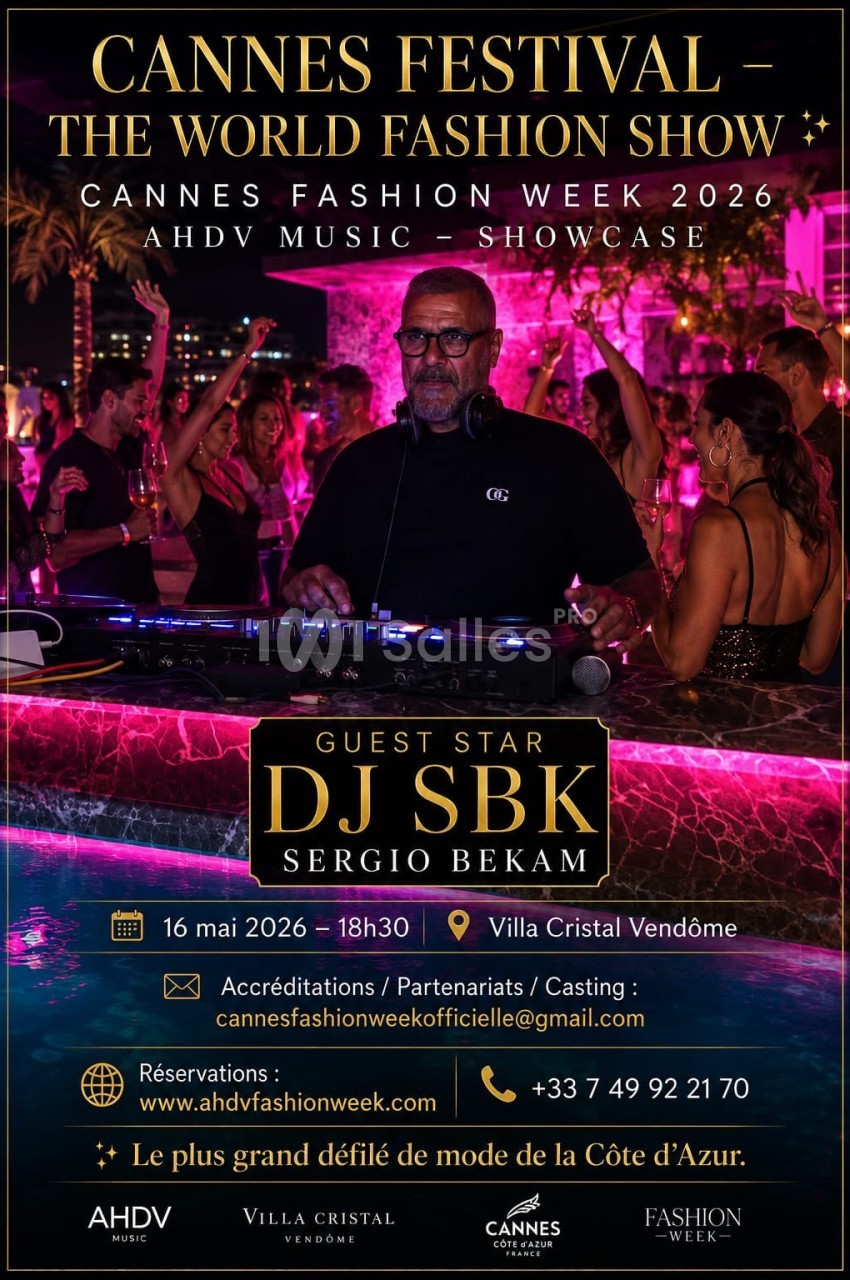 DJ en lunettes noires derrière ses platines, public dansant autour sous éclairage magenta et palmiers illuminés.
