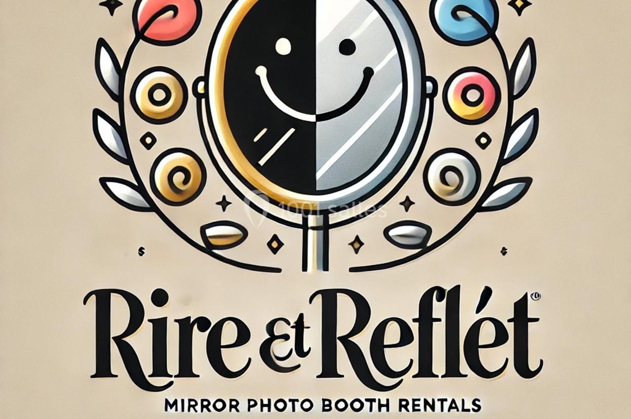 Illustration d'un miroir en forme de visage souriant entouré de motifs floraux et du texte ’Rire et Reflet’.