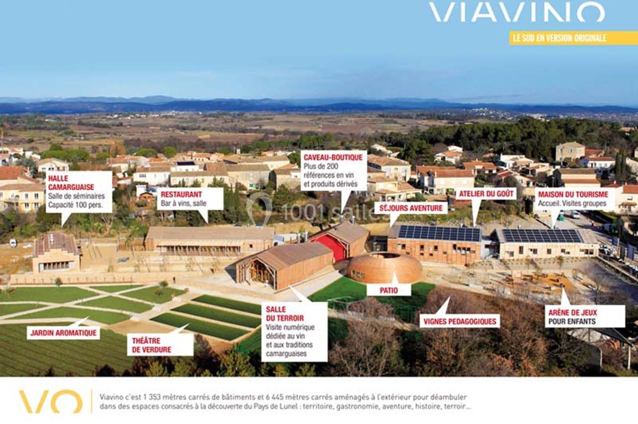 Vue aérienne d'un complexe œnotouristique avec bâtiments, espaces verts, aire de jeux et zones dédiées aux activités…