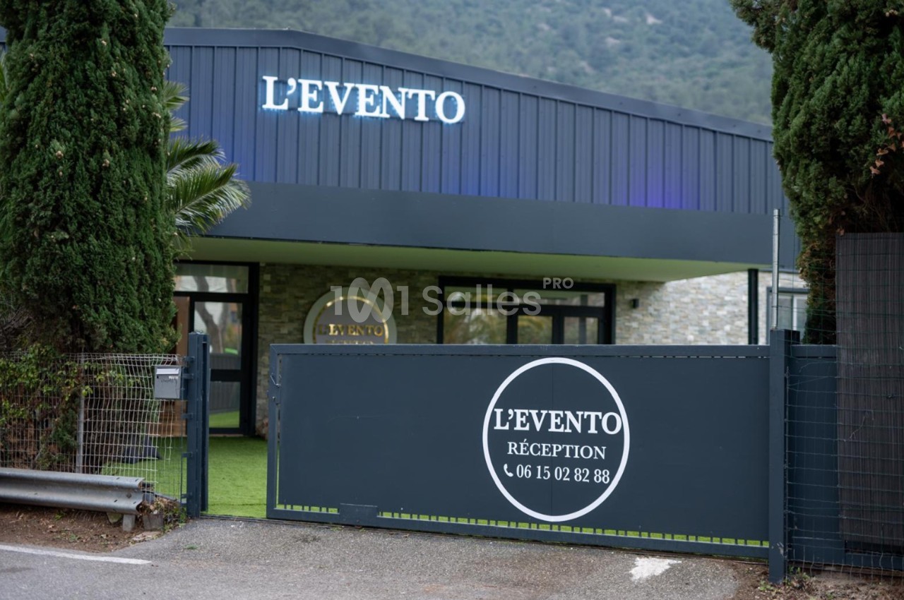 Façade d'un bâtiment nommé ’L'Evento Réception’ avec portail et numéro de téléphone visible sur un panneau.